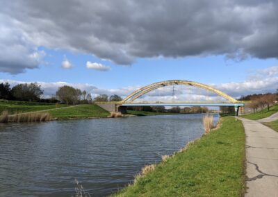 El Tyû à Écaussinnes Hainaut en Wallonie Belgique est l’étape idéale pour les amateurs de randonnées cyclistes : accès direct aux RAVeL, balades bucoliques, canaux, patrimoine et hébergement de charme pour cyclotouristes. Proche des ravels des canaux du Centre Ronquiere Seneffe La Louvière