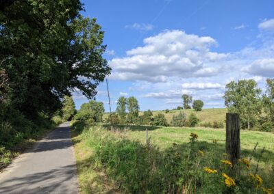 El Tyû à Écaussinnes Hainaut en Wallonie Belgique est l’étape idéale pour les amateurs de randonnées cyclistes : accès direct aux RAVeL, balades bucoliques, canaux, patrimoine et hébergement de charme pour cyclotouristes. Proche des ravels des canaux du Centre Ronquiere Seneffe La Louvière