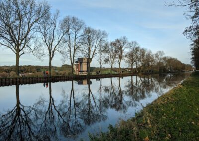 El Tyû à Écaussinnes Hainaut en Wallonie Belgique est l’étape idéale pour les amateurs de randonnées cyclistes : accès direct aux RAVeL, balades bucoliques, canaux, patrimoine et hébergement de charme pour cyclotouristes. Proche des ravels des canaux du Centre Ronquiere Seneffe La Louvière