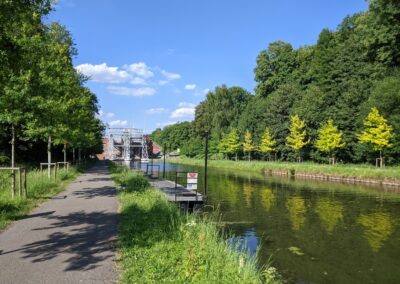 El Tyû à Écaussinnes Hainaut en Wallonie Belgique est l’étape idéale pour les amateurs de randonnées cyclistes : accès direct aux RAVeL, balades bucoliques, canaux, patrimoine et hébergement de charme pour cyclotouristes. Proche des ravels des canaux du Centre Ronquiere Seneffe La Louvière